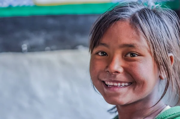 Ragazza con un bel sorriso in Nepal — Foto Stock