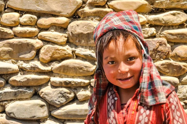 Sorrindo menino de cabelos castanhos no Nepal — Fotografia de Stock