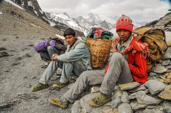 Young men in mountains in Nepal — Stock Photo, Image