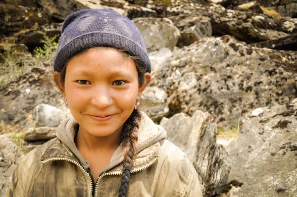 Lächeln Mädchen mit Ohrringen in nepal — Stockfoto