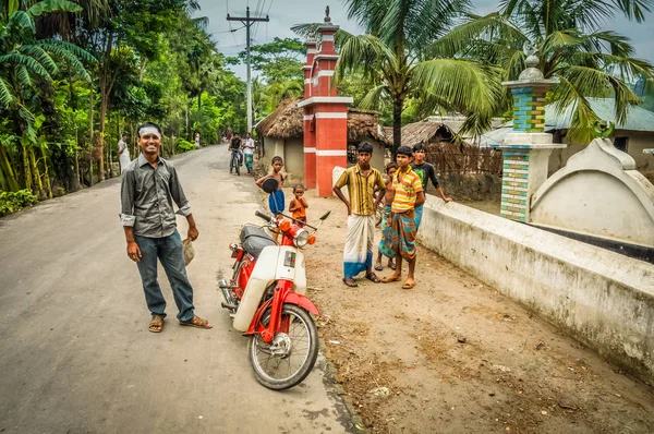 Bangladeş'te motosiklet çocuklarla — Stok fotoğraf