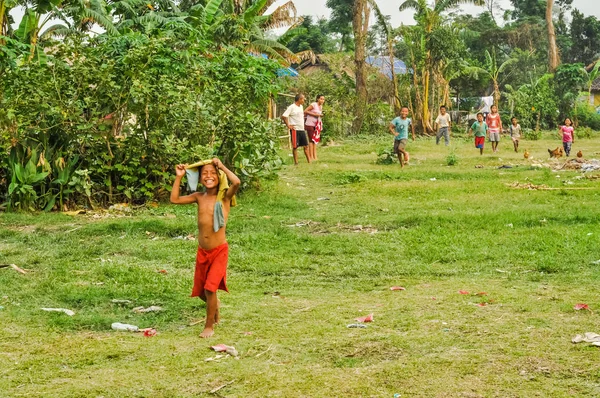 Menino em vegetação no Nepal — Fotografia de Stock