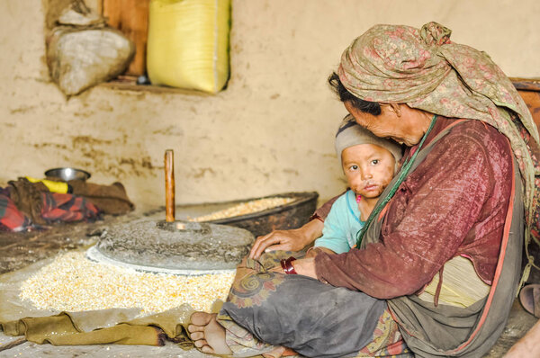 Дети смотрят по-непальски

