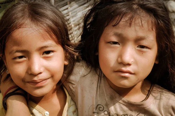 Nepal'de iki kız
