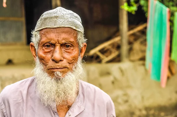 Viejo de blanco en Bangladesh — Foto de Stock