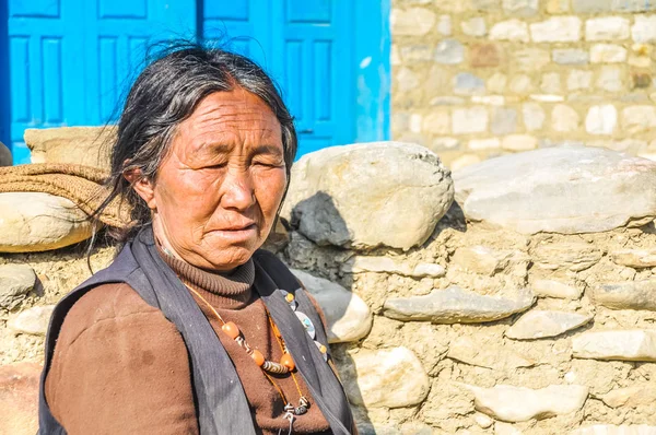 Женщина с оранжевым ожереем в Непале — стоковое фото