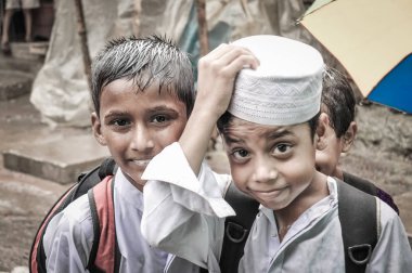 Bangladeş'te sokakta gülümseyen çocuklar