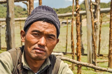 Nepal örme kap ile adam