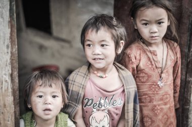 3 kahverengi gözlü kız kardeşi Nepal