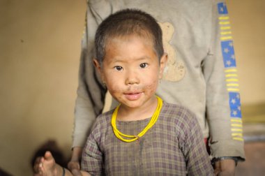 Nepal boncuk ile şirin kız