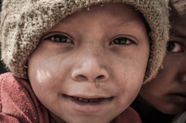 Nepal kahverengi kap ile genç çocuk