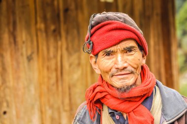 Nepal kırmızı eşarp adamla