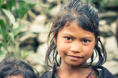 Nepal büyük kahverengi gözlü kız
