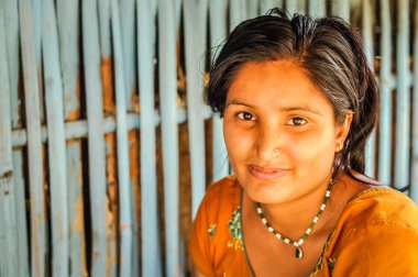 Nepal'de piercing ile kadın
