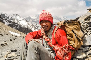 Nepal kırmızılı genç adam