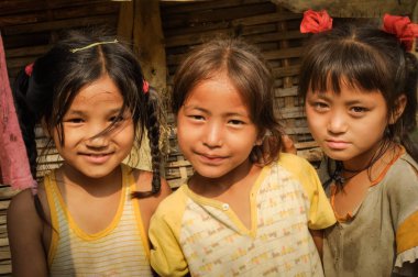 Nepal Nepalce mülteci kampında üç kız
