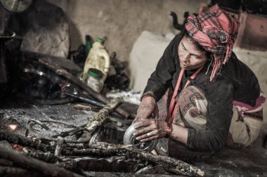 Nepal mutfakta diz çökmüş kadın