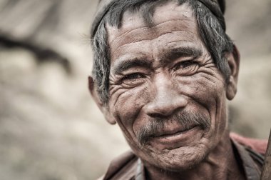 Nepal gülümseyen yaşlı adam