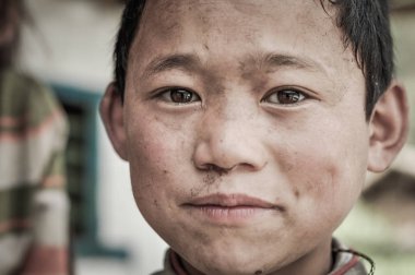 Nepal derin kahverengi gözleri