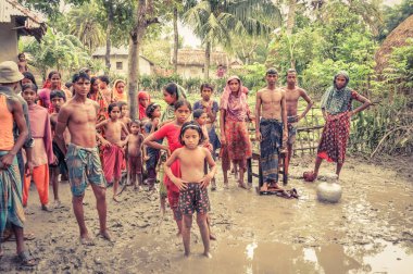 Bangladeş'te çamur içinde insanlar