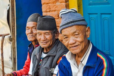 Üç yaşlı adam Nepal