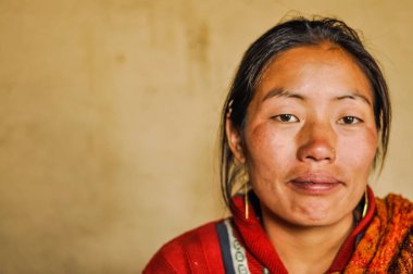Genç kadın Nepal Küpeli