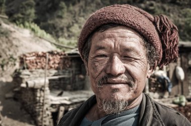 Nepal örme kap ile adam