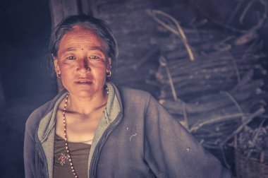 Piercing ve küpe Nepal kadınla