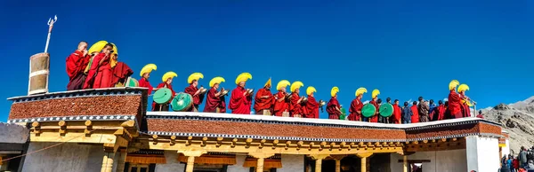 Monges em fila no telhado em Ladakh — Fotografia de Stock