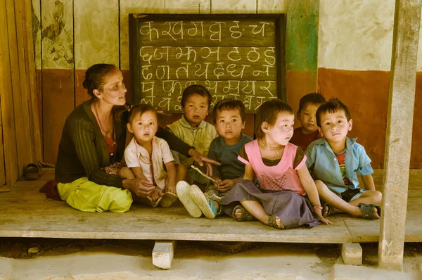 Місцева мешканка і діти в Непалі — стокове фото