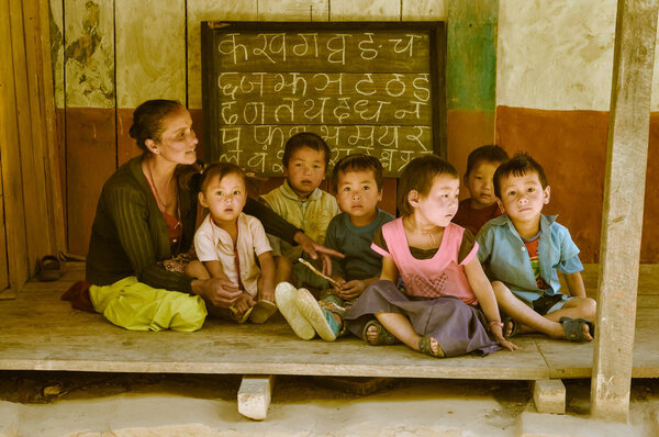 Женщина и дети в Непале
