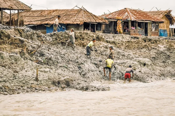 Homens na lama em Bangladesh — Fotografia de Stock