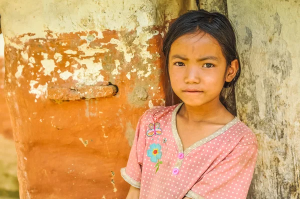 Ragazza con punti in Nepal — Foto Stock