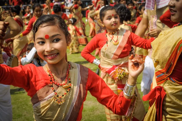 Танцы на фестивале Биху в Ассаме — стоковое фото