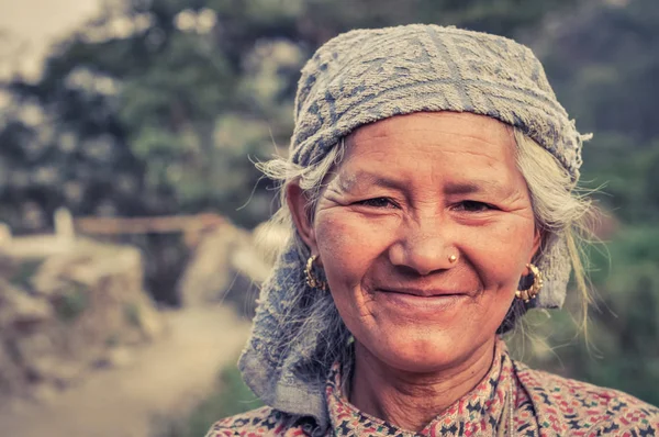Женщина со скромными глазами в Непале — стоковое фото