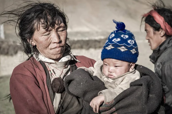 Kadın ve çocuk Nepal mavi kapaklı