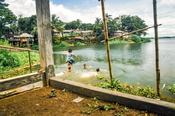 Natación en Bangladesh — Foto de Stock