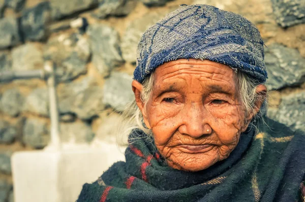 Nepal burnuna piercing ile yaşlı kadın