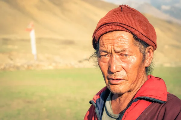 Грустный человек в кепке в Непале — стоковое фото