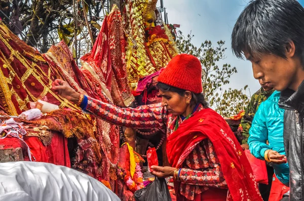 Nepal Kırmızılı kadın — Stok fotoğraf