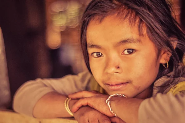 Bella ragazza dagli occhi marroni in Nepal — Foto Stock