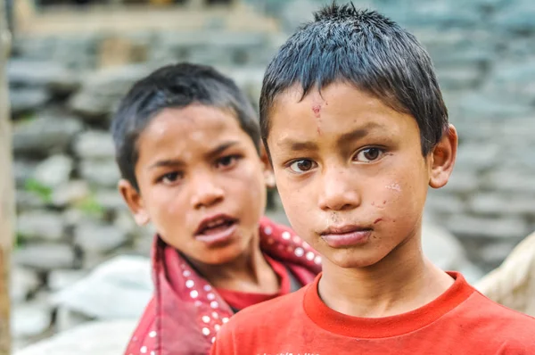 Meraklı çocuklar Nepal