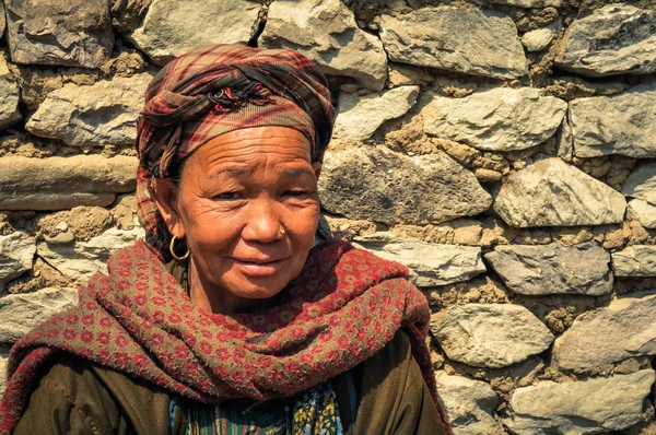 Yaşlı kadın Nepal büyük Küpeli