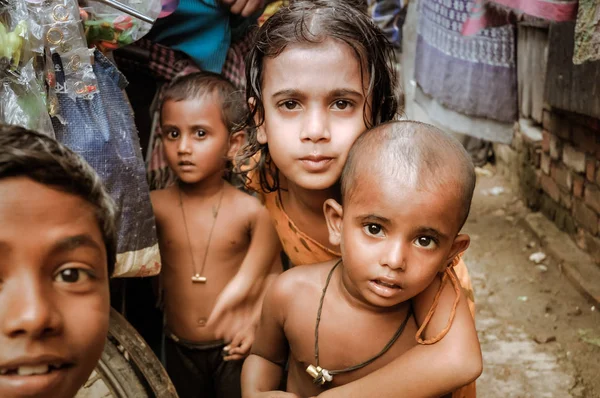 Crianças curiosas em Bangladesh — Fotografia de Stock