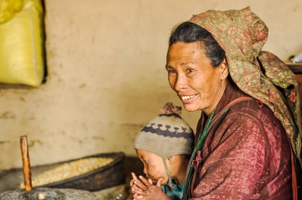 Nepal çocuk ile gülümseyen kadın