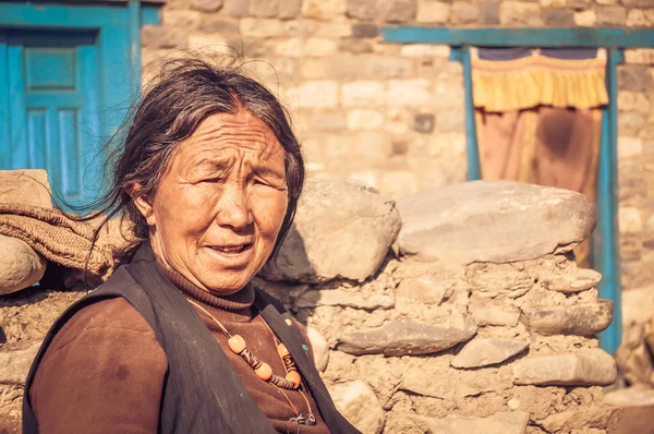 Старая хмурая женщина в Непале — стоковое фото