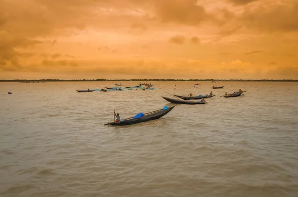 Les gens en bateaux au Bangladesh — Photo