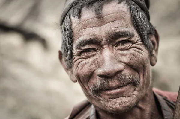 Nepal gülümseyen yaşlı adam