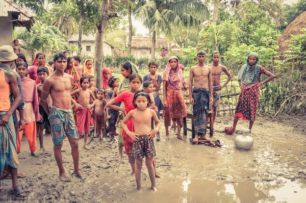 Bangladeş'te çamur içinde insanlar