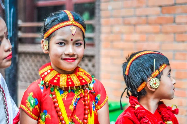 Dziewczyna w jasnych kolorach w Nepalu — Zdjęcie stockowe